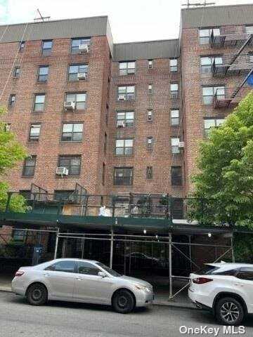 63-84 Saunders St, Rego Park, NY 11374