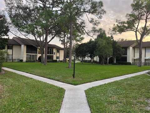 114 Lake Pine Cir, Green Acres, FL 33463