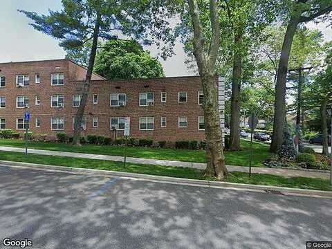 Edwards Street 2F, ROSLYN HEIGHTS, NY 11577