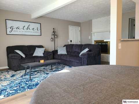 12741 Woodcrest Plaza, Omaha, NE 68137