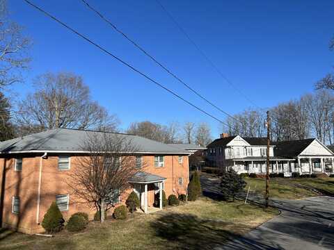 150-156 Courtney Dr, Lewisburg, WV 24901