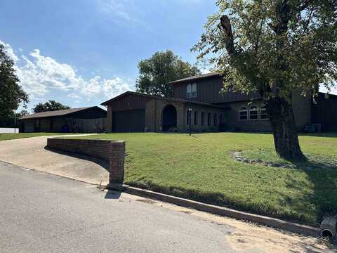 324 Oakwood, Hennessey, OK 73742