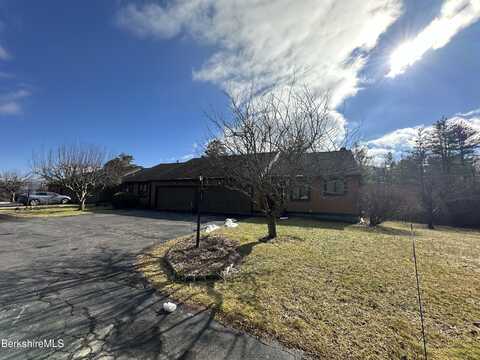 215 Stratton Rd, Williamstown, MA 01267