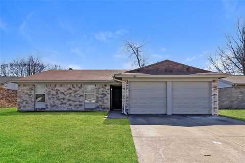 3904 Royal Crest Drive, Fort Worth, TX 76140