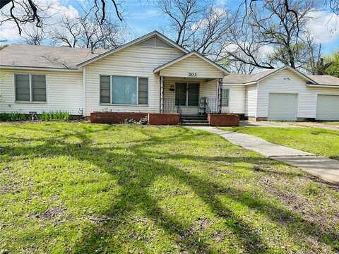 203 N Avenue H, Clifton, TX 76634