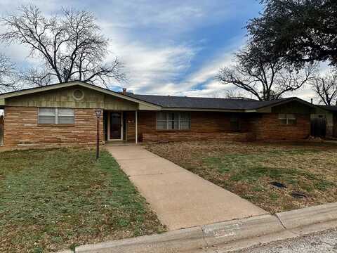 1611 Bristol Drive, Sweetwater, TX 79556