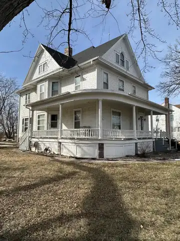 101 W 7th St, Woonsocket, SD 57385