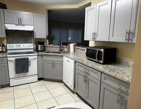 3433 NW 44th St, Oakland Park, FL 33309