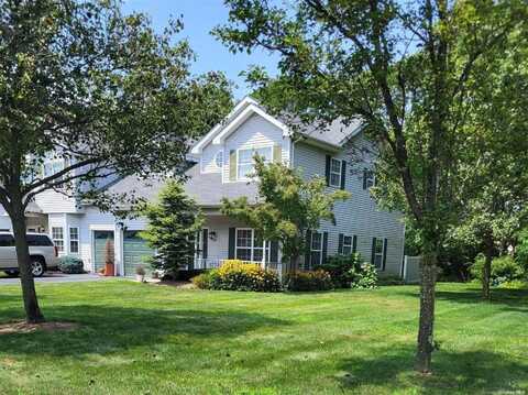 123 Willow Wood Drive, Oakdale, NY 11769