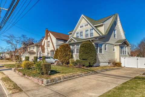 21 Nassau Boulevard, Malverne, NY 11565