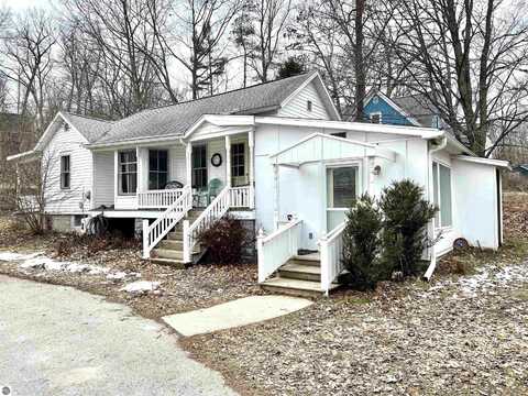 405 PARK AVENUE, FRANKFORT, MI 49635