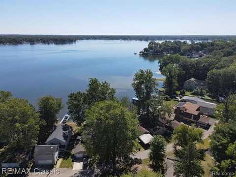 10125 ELMCREST Road, Whitmore Lake, MI 48189