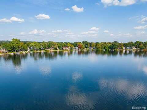 1225 GROVE POINT Drive, White Lake, MI 48386