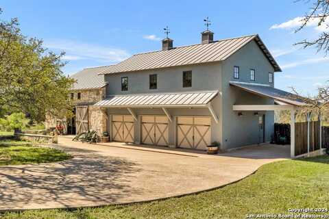 271 Royalview Dr, Fredericksburg, TX 78624