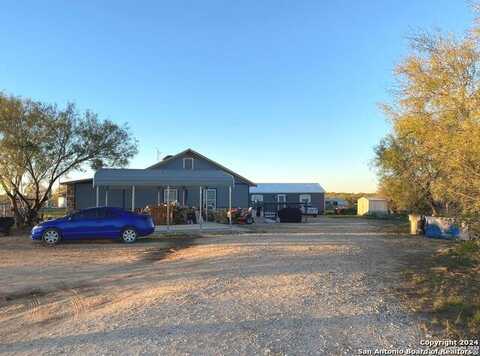 105 County Road 775, Devine, TX 78016