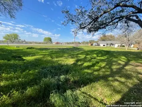 1003 JASMINE DR, Floresville, TX 78114