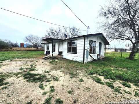 200 Avenida Mosqueda, Three Rivers, TX 78071