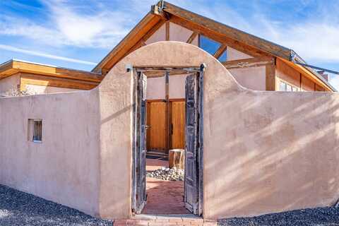 59 Dancing Horse, Madrid, NM 87010