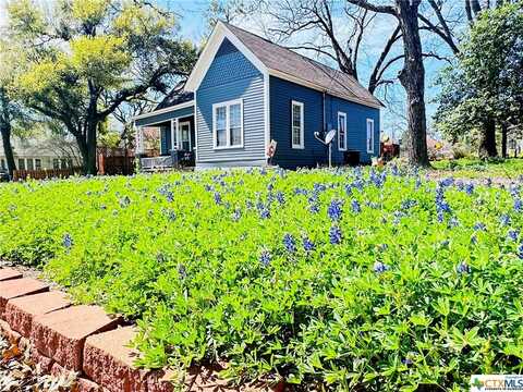 704 NE Crockett Avenue, Cameron, TX 76520