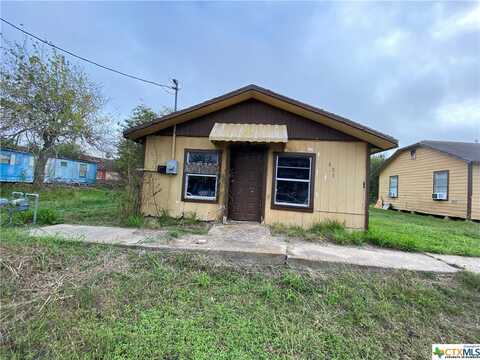 608 S Benavides Street, Port Lavaca, TX 77979