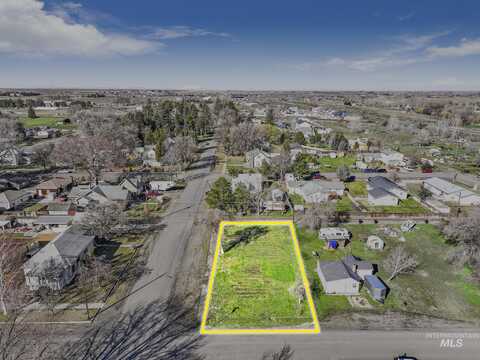 506 3rd Ave W, Gooding, ID 83330