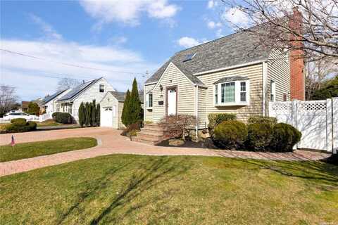 49 Iroquois Place, Farmingdale, NY 11735