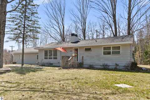 8376 27 Road, Cadillac, MI 49601