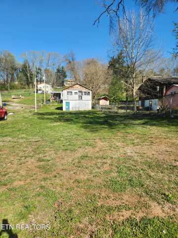 521 Clifty St, Harriman, TN 37748