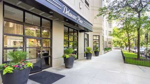 33 W Delaware Place, Chicago, IL 60610