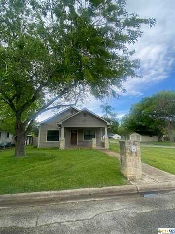 802 S Laurel Avenue, Luling, TX 78648