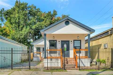 8332 APPLE Street, New Orleans, LA 70118