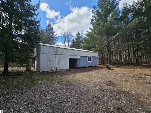 9721 W 24 Road, Mesick, MI 49668