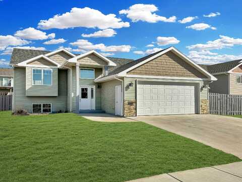 2808 Grey Eagle Pass, Minot, ND 58703