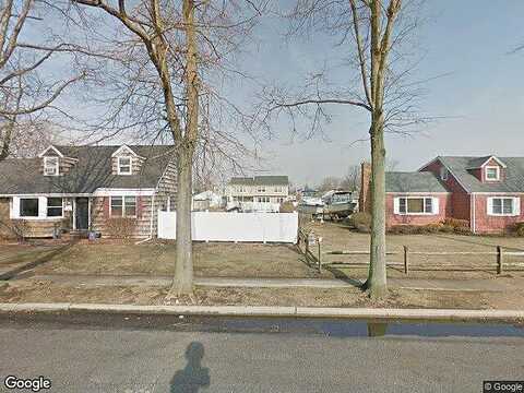 Niami St, SEAFORD, NY 11783