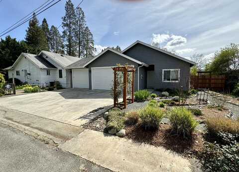 838 NE 10th Street, Grants Pass, OR 97526