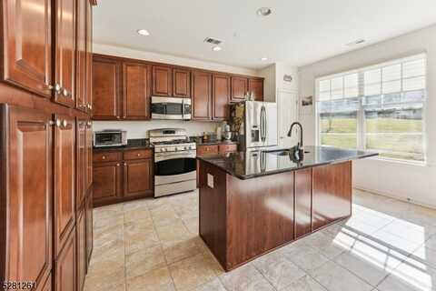 78 Schindler Ct, Franklin, NJ 08873