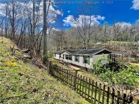 100 Malcomb Lane, Alum Creek, WV 25003