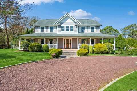 4 Bay Hill Rd, Hampton Bays, NY 11946