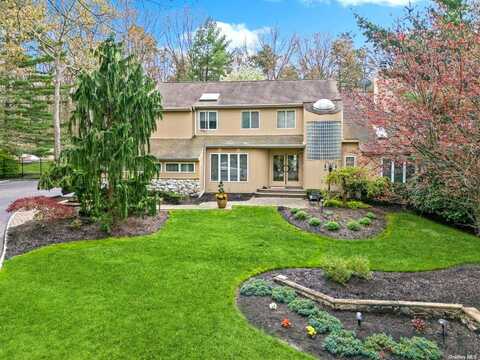 20 S Equestrian Court, Hauppauge, NY 11788