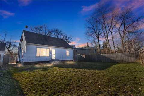 1700 Parkway Drive, Maplewood, MN 55106