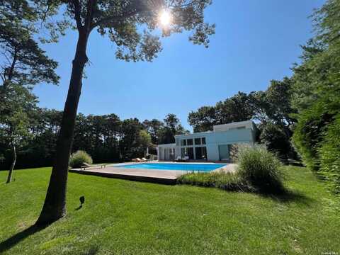 8 Whippoorwill Court, East Quogue, NY 11942