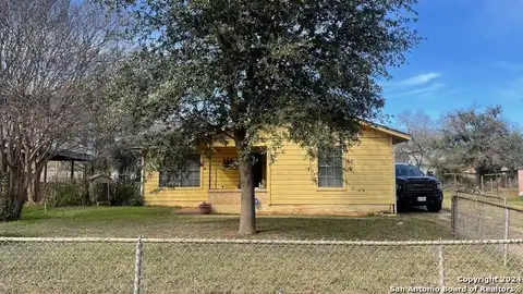 131 N VINTON, Pearsall, TX 78061