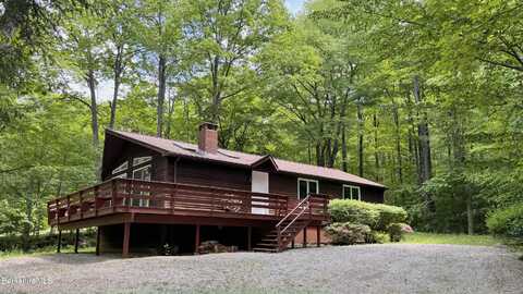 15 Elk Dr, Lee, MA 01238