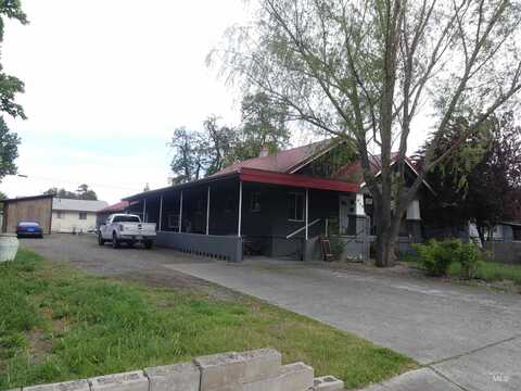 629 8th St, Clarkston, WA 99403