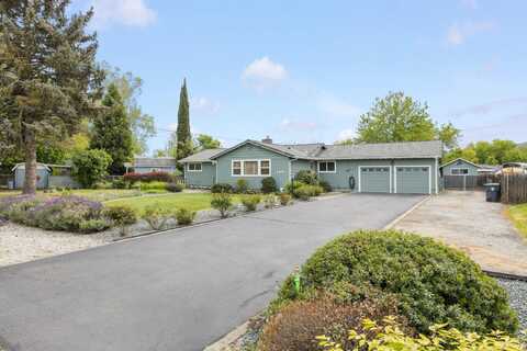 204 Holiday Lane, Central Point, OR 97502
