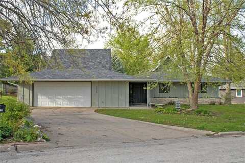 2035 Manor Circle, Grinnell, IA 50112