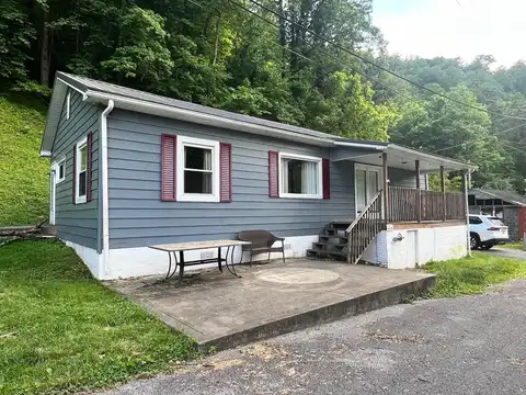 13 Helena Avenue, Matewan, WV 25678