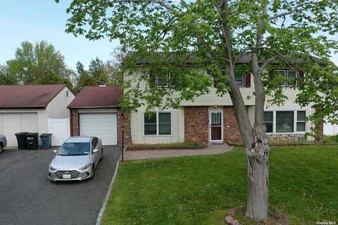 38 Orleans Grn, Coram, NY 11727