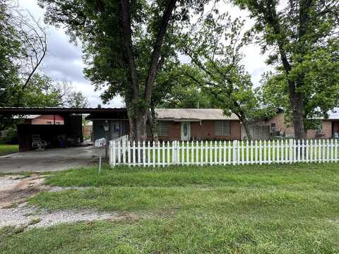 216 Mesquite St, Junction, TX 76849