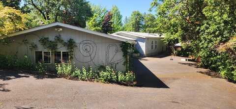 390 Dearing Way, Grants Pass, OR 97527